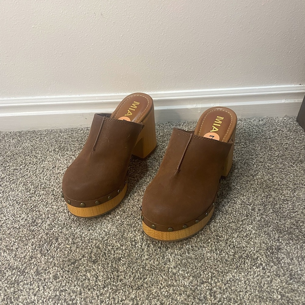 MIA closed toe high clog light brown unworn